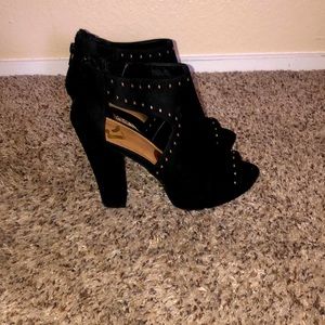 Report Cortado suede black heels